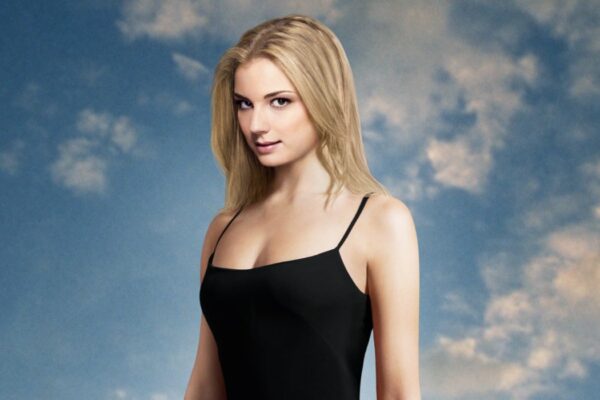 Emily VanCamp nel poster della prima stagione di Revenge. Credits Rai 4