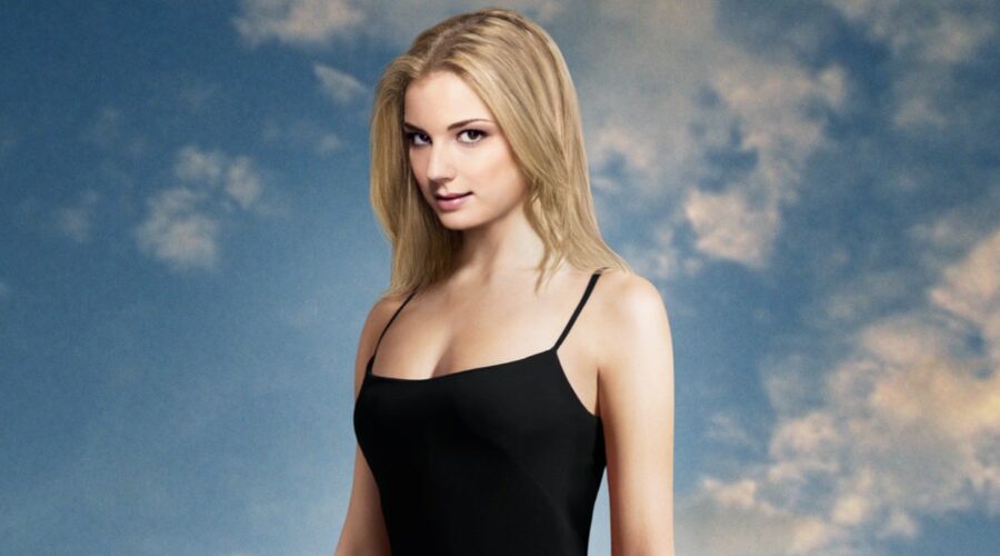 Emily VanCamp nel poster della prima stagione di Revenge. Credits Rai 4