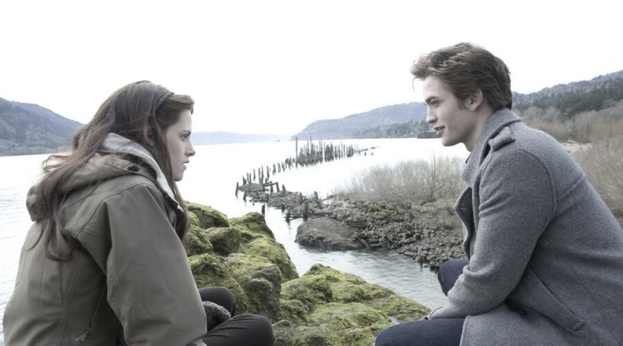 Kristen Stewart e Robert Pattinson sono Bella Swan ed Edward Cullen in Twilight credits Eagle Pictures e Mediaset