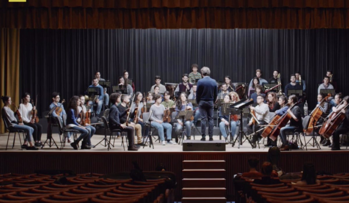 La Compagnia del Cigno orchestra con Luca Marioni nel primo episodio ne L'arrivo di Matteo Credits RAI