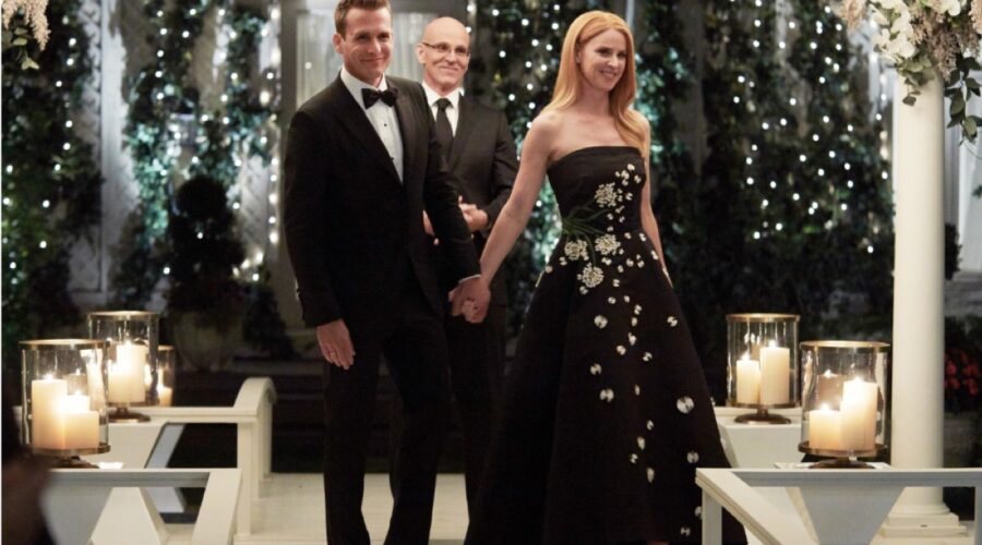 Suits 9 episodio 10 GABRIEL MACHT interpreta HARVEY SPECTER e Suits 8 episodio 10 SARAH RAFFERTY interpreta DONNA PAULSEN Credits USA Network e Premium Stories
