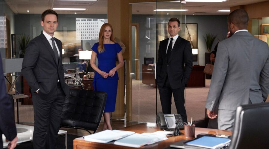 Suits 9 episodio 10 PATRICK J. ADAMS interpreta MIKE ROSS, SARAH RAFFERTY interpreta DONNA PAULSEN, GABRIEL MACHT interpreta HARVEY SPECTER Credits USA Network e Premium Stories