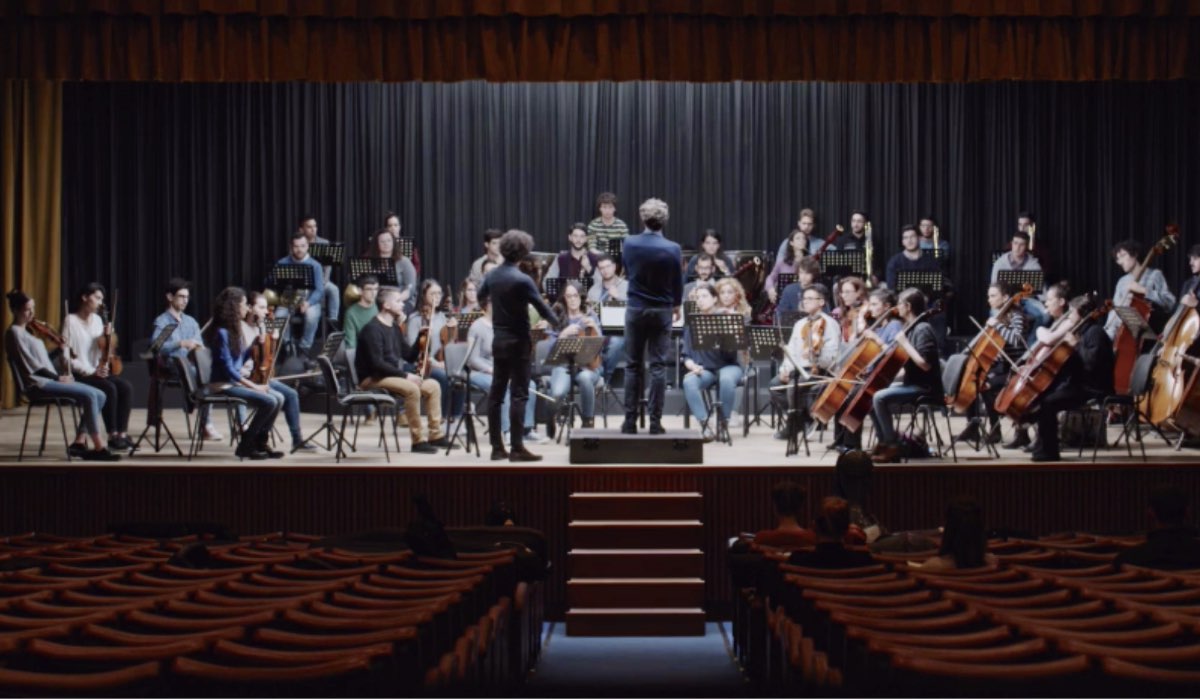 La Compagnia del Cigno orchestra guidata da Luca Marioni nel primo episodio ne L'arrivo di Matteo Credits RAI
