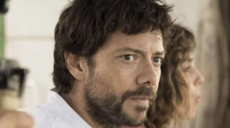 Il molo rosso serie tv con Alvaro Morte nei panni di Oscar Credits Movistar+ e RAI