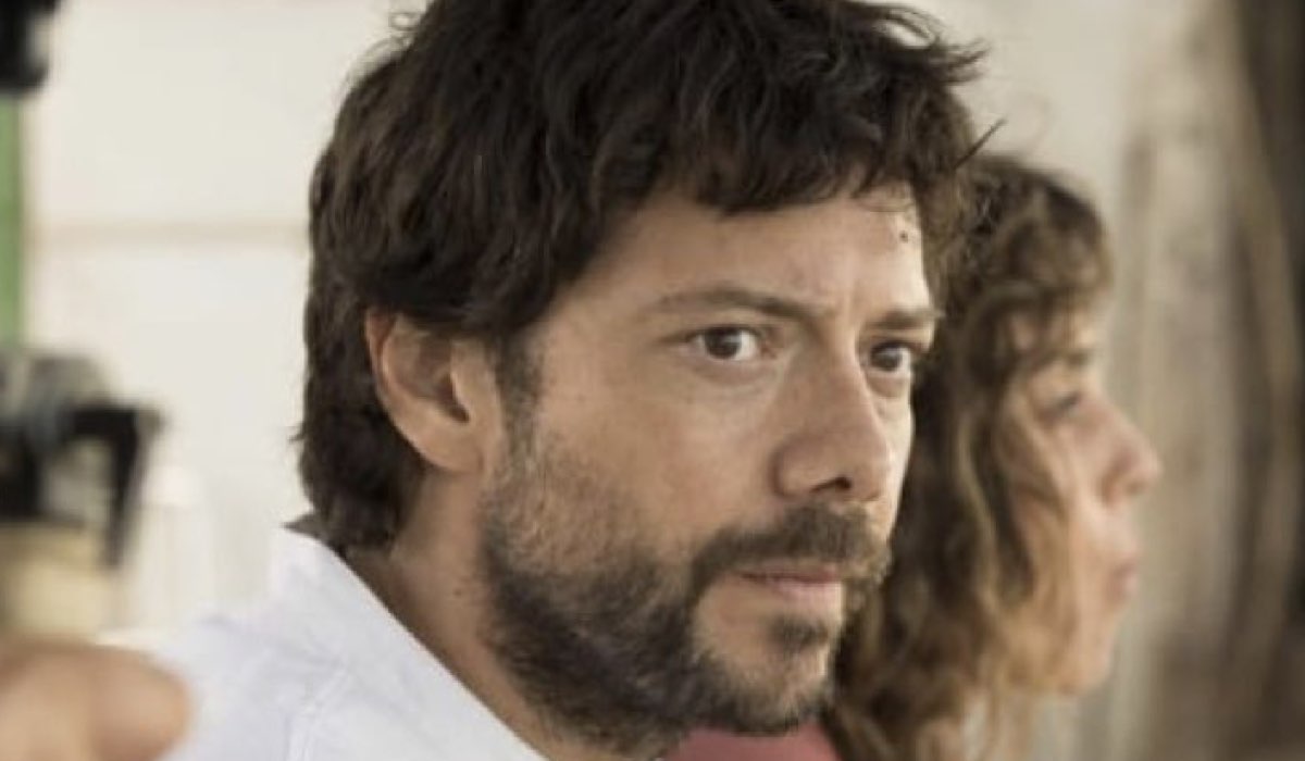 Il molo rosso serie tv con Alvaro Morte nei panni di Oscar Credits Movistar+ e RAI