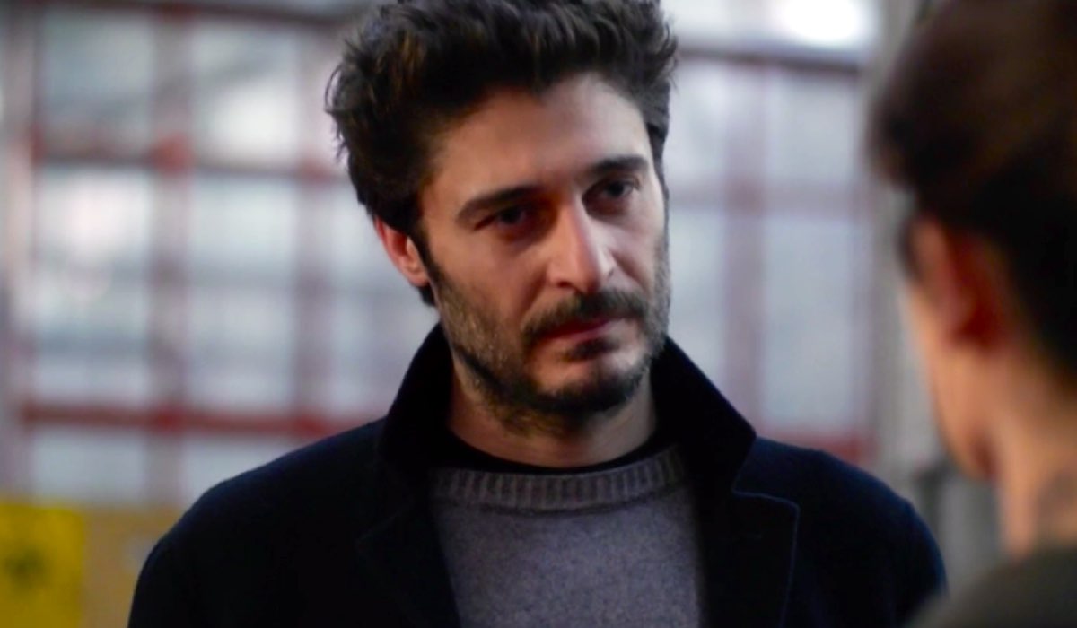 Lino Guanciale è nel cast della fiction Survivors – Sopravvissuti, qui ne La Porta Rossa 2 puntata 2 Credits RAI