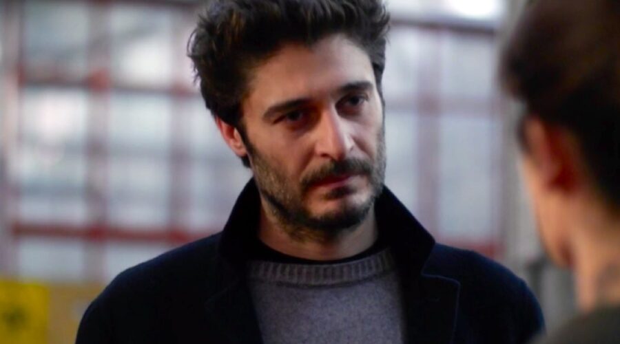 Lino Guanciale è nel cast della fiction Survivors – Sopravvissuti, qui ne La Porta Rossa 2 puntata 2 Credits RAI