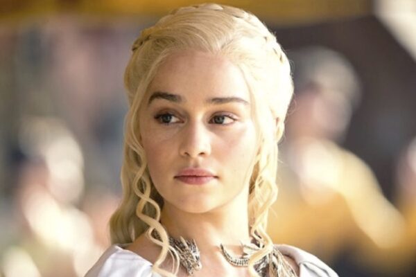 emilia clarke è daenerys ne Il trono di spade credits hbo