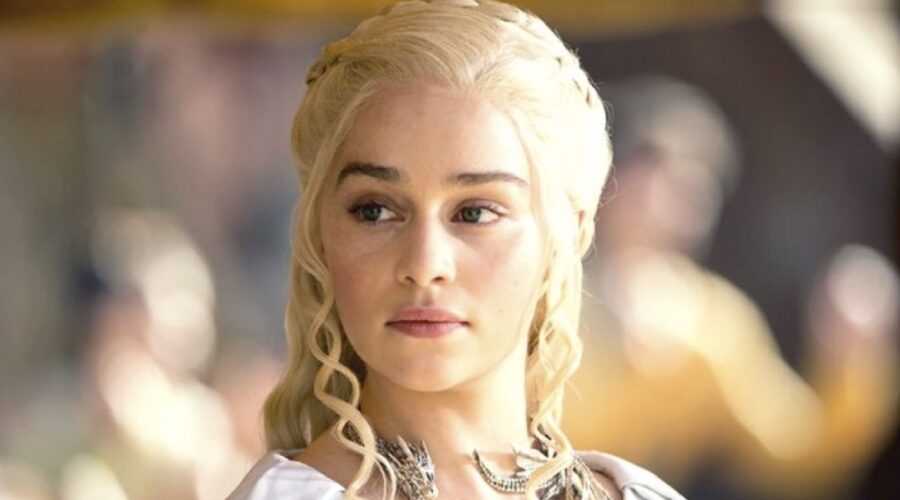 emilia clarke è daenerys ne Il trono di spade credits hbo