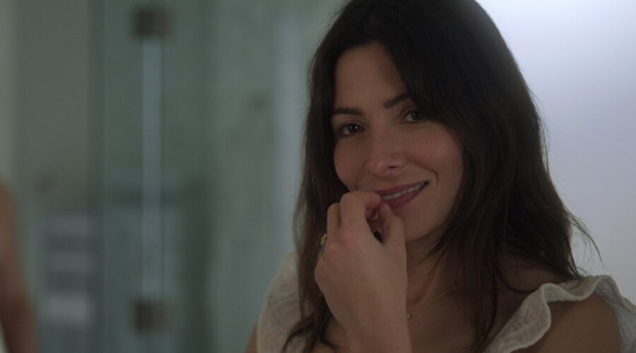 Sarah Shahi Interpreta Billie In Sex Life Credits: Netflix