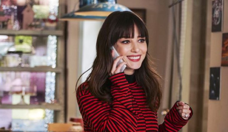 Bitter Sweet Nazli al telefono Credits Mediaset e Star Tv