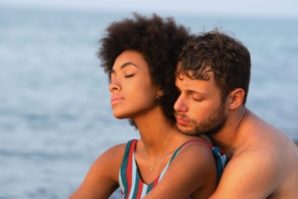 Coco Rebecca Edogamhe e Ludovico Tersigni in una scena di Summertime. Credits Netflix