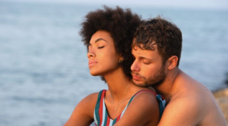 Coco Rebecca Edogamhe e Ludovico Tersigni in una scena di Summertime. Credits Netflix