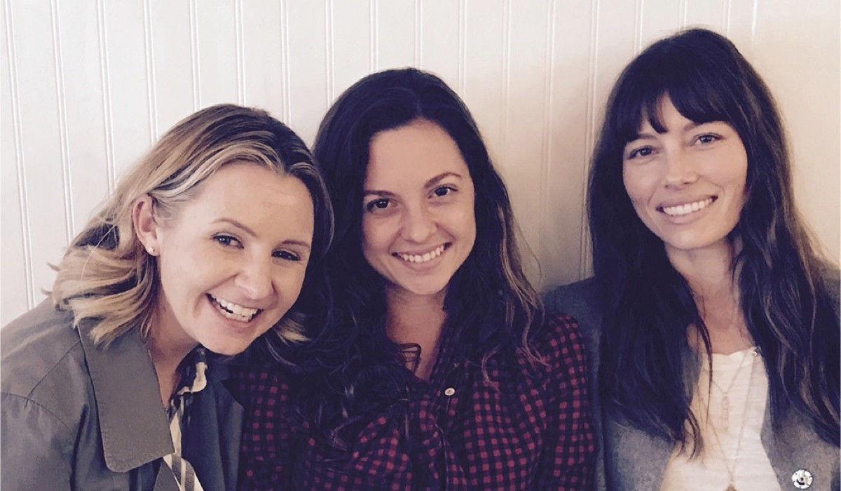 Da sinistra: Beverley Mitchell, Mackenzie Rosman e Jessica Biel. Credits: @beverleymitchell/Instagram.