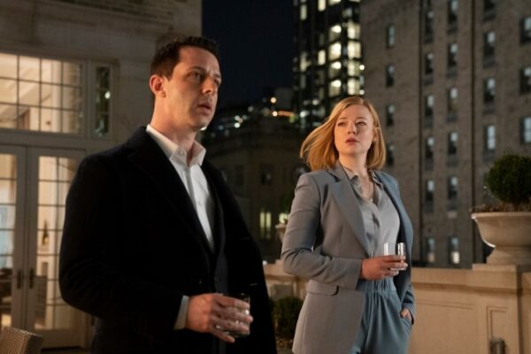 Da sinistra: Jeremy Strong e Sarah Snook in una scena di Succession. Credits: HBO via Sky.