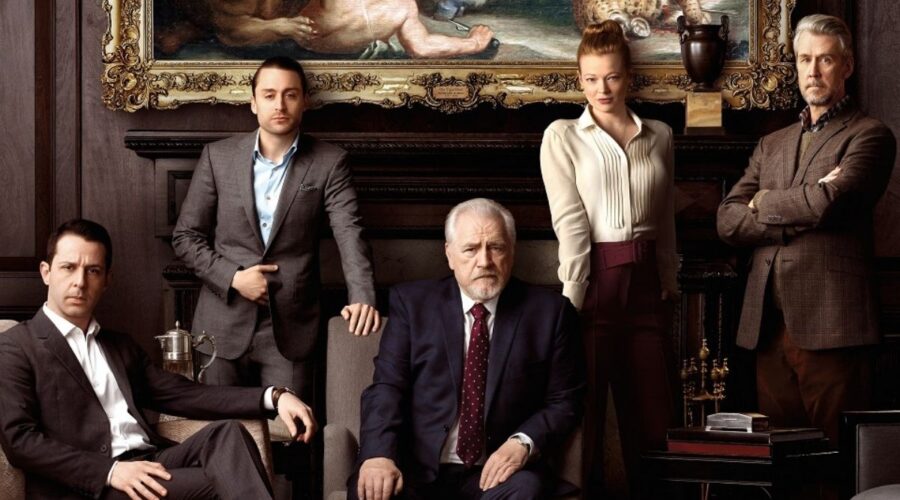 Da sinistra: Jeremy Strong, Kieran Culkin, Brian Cox, Sarah Snook e Alan Ruck in Succession. Credits: HBO via Sky Italia.