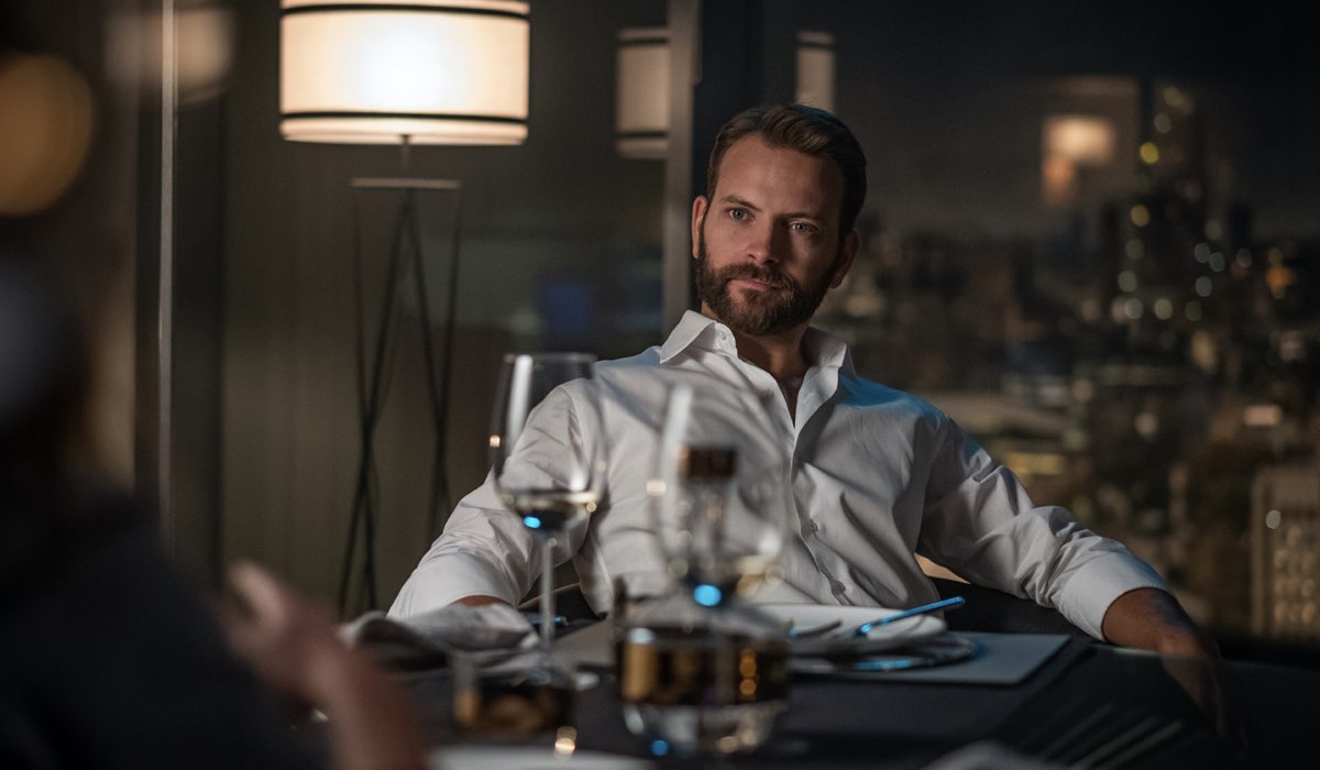 Alessandro Borghi nei panni di Massimo Ruggero. Credits Sky Italia/Antonello & Montesi