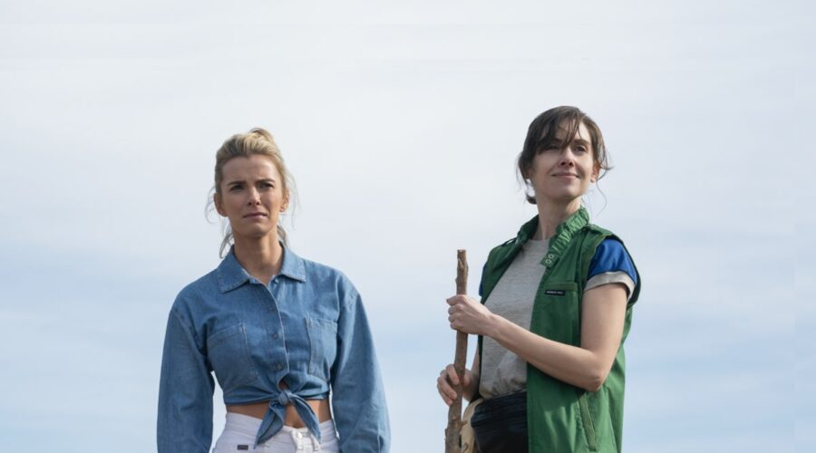 Da sinistra: Betty Gilpin e Alison Brie in una scena di GLOW. Credits: Ali Goldstein/Netflix