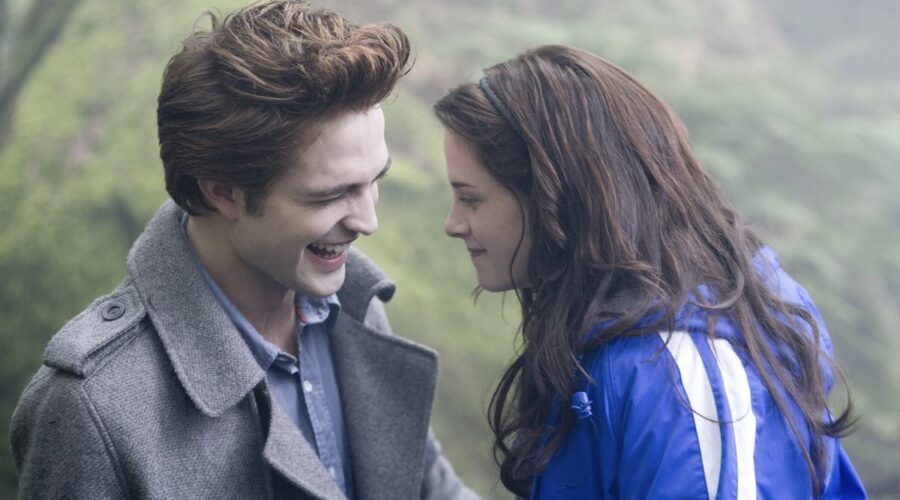 Robert Pattinson e Kristen Stewart sono Edward Cullen e Bella Swan in Twilight credits Eagle Pictures e Mediaset