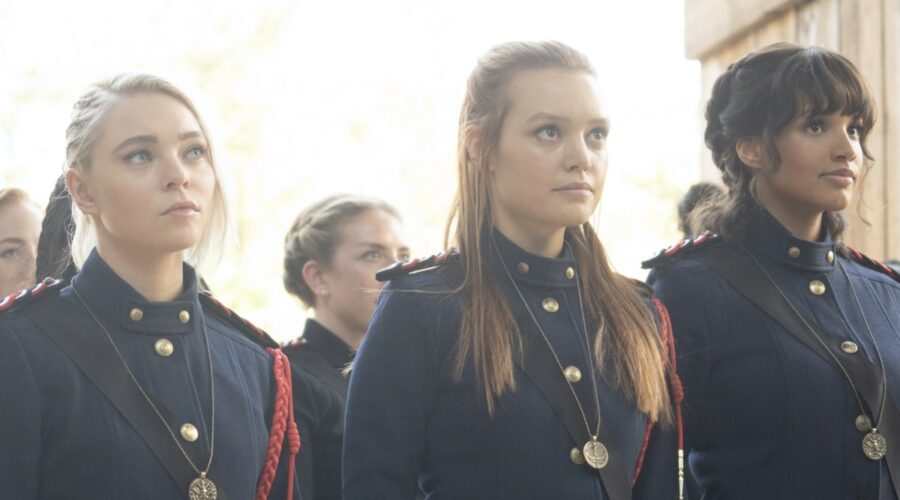 Da sinistra: Taylor Hickson, Jessica Sutton e Ashley Nicole Williams in Motherland Fort Salem. Credits Freeform:David Bukach