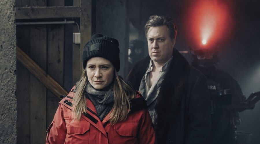 Da sinistra: Julia Jentsch nei panni di Ellie Stocker e Nicholas Ofczarek in quelli di Gedeon Winter in “Pagan Peak 2”. Credits: Sky.