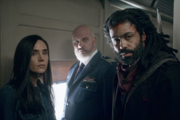 Da sinistra Jennifer Connelly Mike O'Malley e Daveed Diggs in Snowpiercer. Credits Netflix