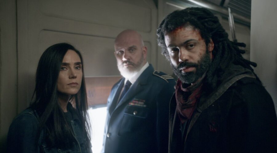 Da sinistra Jennifer Connelly Mike O'Malley e Daveed Diggs in Snowpiercer. Credits Netflix