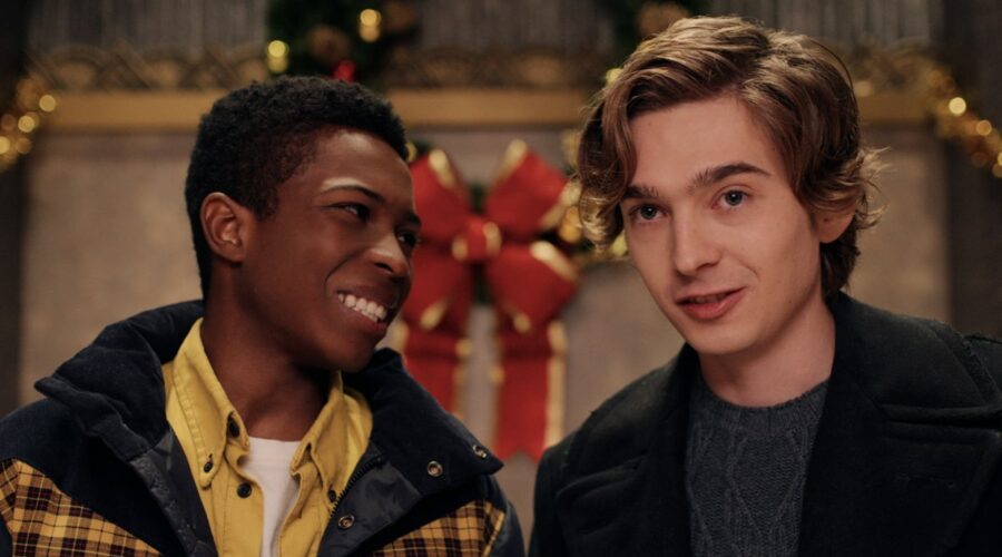 Da sinistra a destra: Dante Brown e Austin Abram sono Boomer e Dash in Dash e Lily. Credits: Courtesy of Netflix.