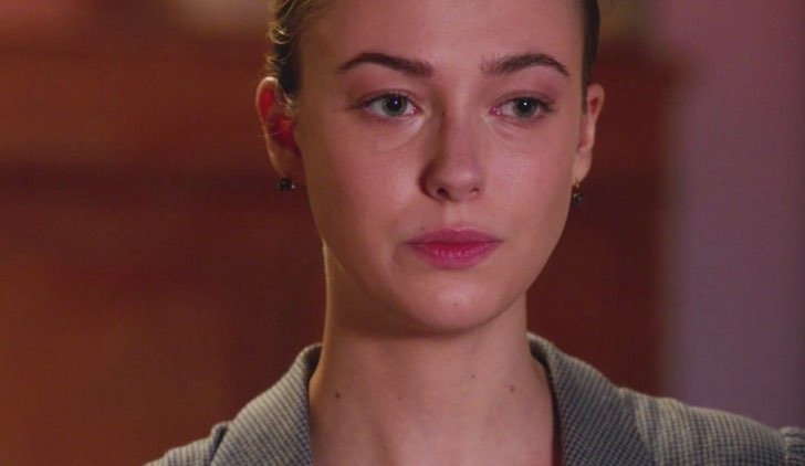 Il Paradiso delle Signore 4 Angela si toglie la catenina con il ciondolo a forma di cuore e è scossa alla fine della puntata 16 Credits RAI