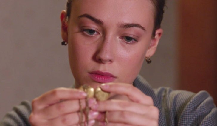 Il Paradiso delle Signore 4 Angela si toglie la catenina con il ciondolo a forma di cuore e è scossa nella puntata 16 Credits RAI