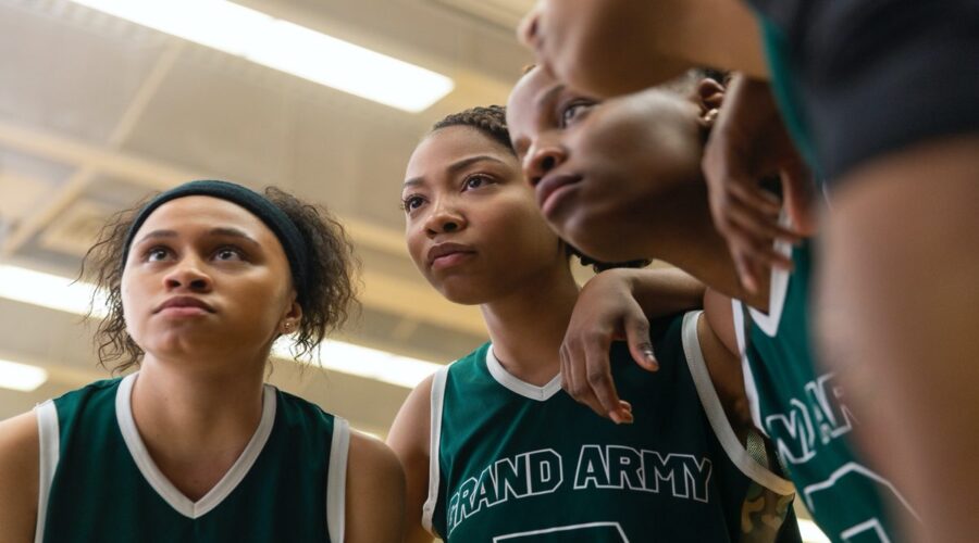 NAIYA ORTIZ as SONIA CRUZ and ODLEY JEAN as DOMINIQUE PIERRE in episode 103 of GRAND ARMY, Credits JASPER SAVAGE e NETFLIX