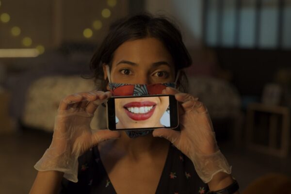 Operazione Amore 3: Zita Hanrot nei panni di Elsa in Operazione Cuore speciale Operazione Lockdown. Credits: Netflix.