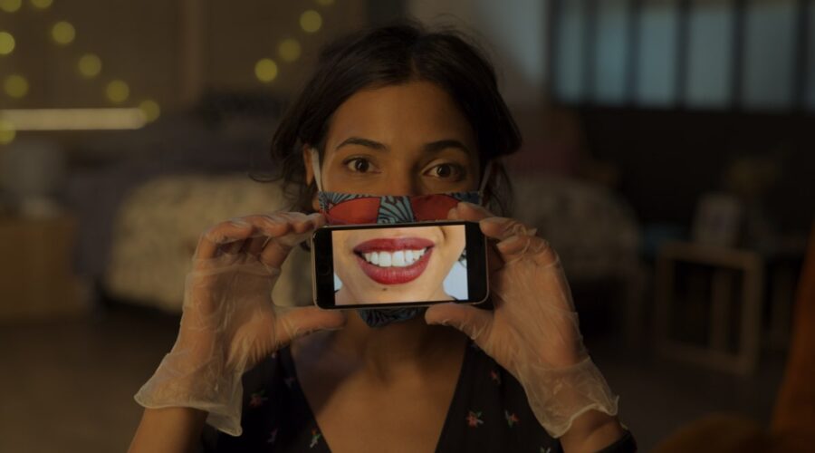 Operazione Amore 3: Zita Hanrot nei panni di Elsa in Operazione Cuore speciale Operazione Lockdown. Credits: Netflix.