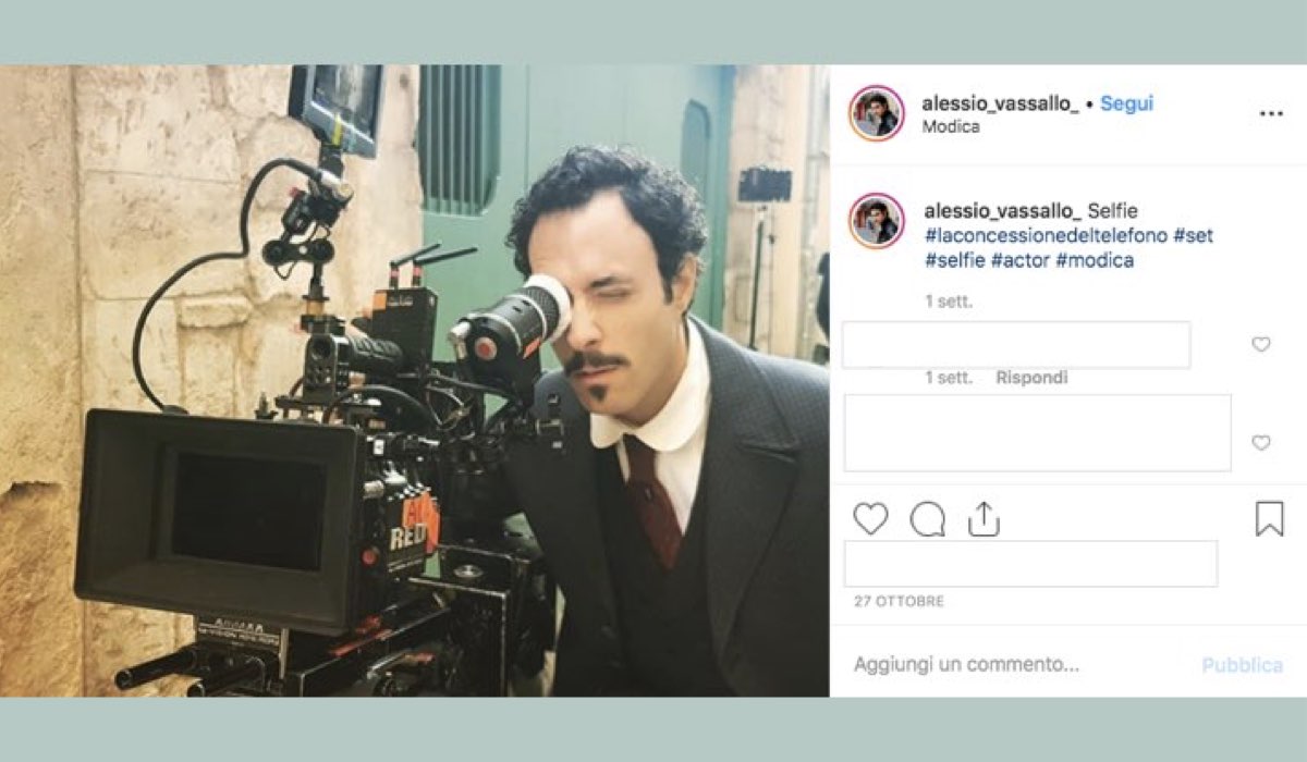 Alessio Vassallo è nel cast de La concessione del telefono nei panni di Pippo Genuardi, qui sul set, foto pubblicata sul suo account Instagram