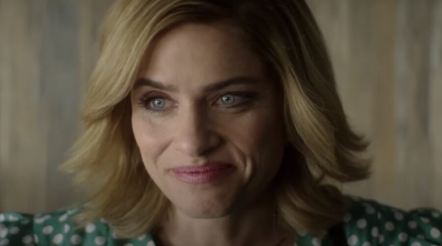 Amanda Peet è Betty Broderick in un fotogramma di Dirty John 2. Credits YouTube/Bravo