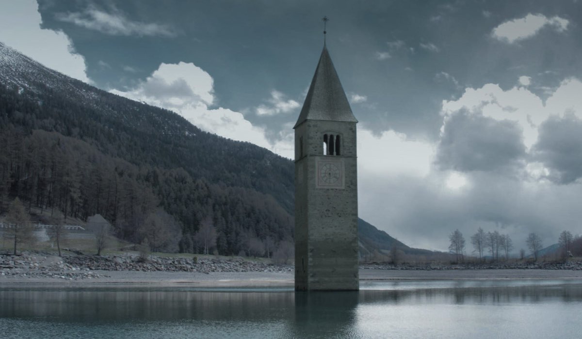 Il campanile. Credits Netfilx