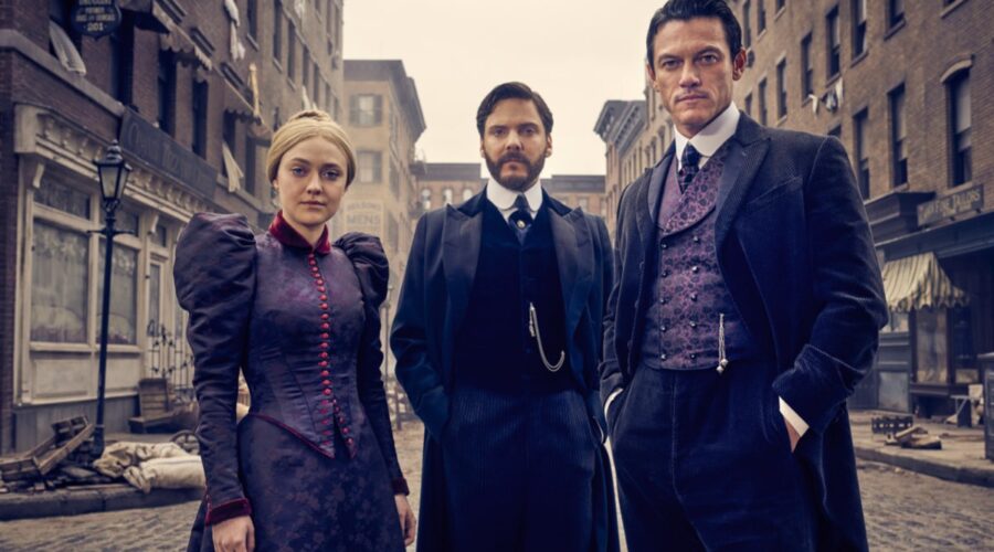 L'Alienista 2 Dakota Fanning, Daniel Brühl, Luke Evans in The Alienist. Credits Kurt Iswarienko