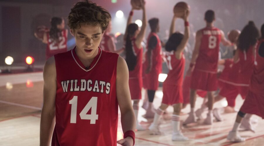 Joshua Bassett nei panni di Ricky in High School Musical The Musical The Series. Credits Disney+