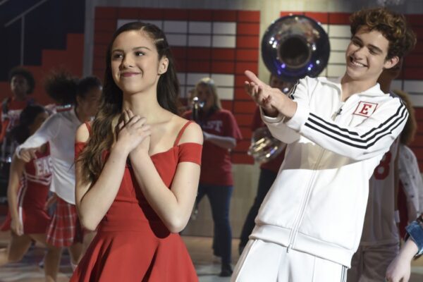 Olivia Rodrigo e Joshua Bassett nei panni di Nini e Ricky nella serie tv su High School Musical. Credits Disney+