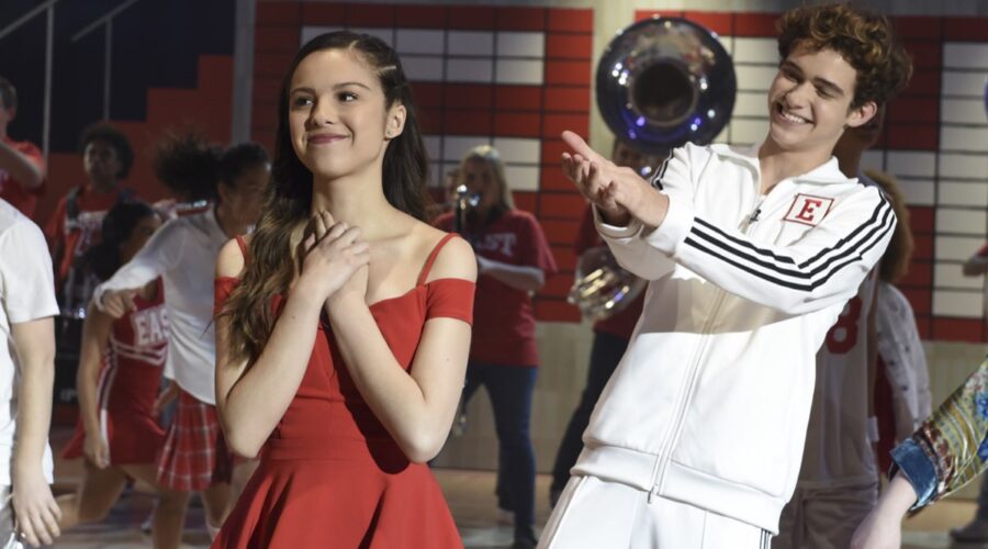Olivia Rodrigo e Joshua Bassett nei panni di Nini e Ricky nella serie tv su High School Musical. Credits Disney+