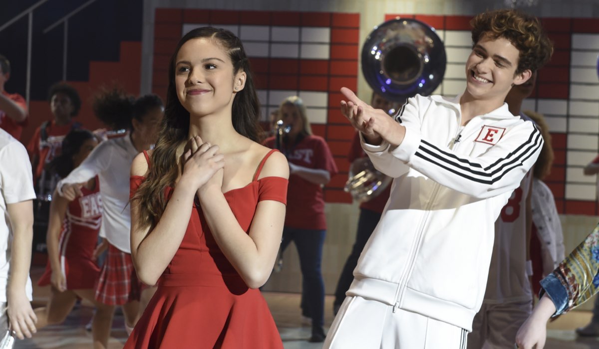 Olivia Rodrigo e Joshua Bassett nei panni di Nini e Ricky nella serie tv su High School Musical. Credits Disney+