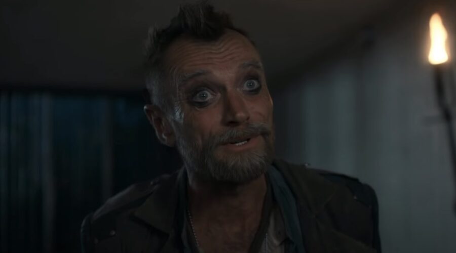 Richard Dormer nei panni di Sam Vines in un fotogramma del trailer di The Watch serie tv. Credits: BBC America/YouTube.