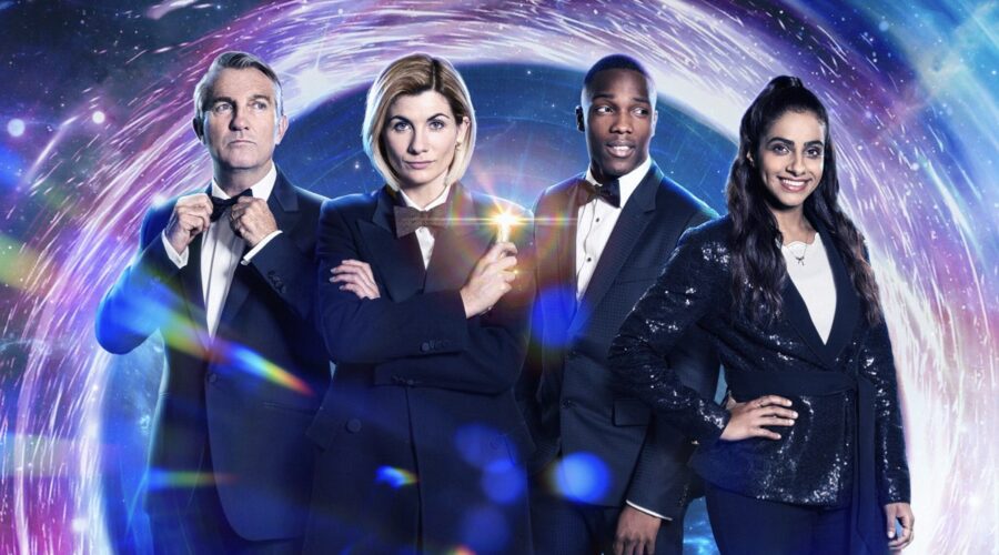 Bradley Walsh, Jodie Whittaker, Tosin Cole e Mandip Gill in un poster di Doctor Who 12. Credits Rai 4 e BBC