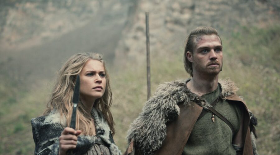 Da sinistra: Jeanne Goursaud (Thusnelda) e David Schütter (Folkwin) in una scena di Barbari. Credits: Katalin Vermes/Netflix.