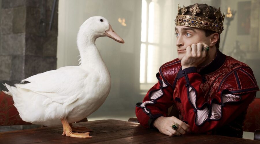 Daniel Radcliffe è Prince Chauncley in Miracle Workers serie tv, Credits WARNERMEDIA COMPANY