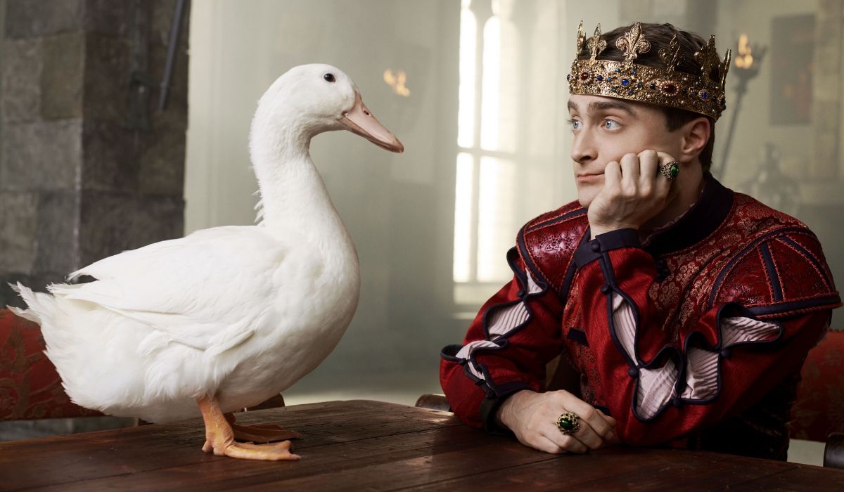 Daniel Radcliffe è Prince Chauncley in Miracle Workers serie tv, Credits WARNERMEDIA COMPANY
