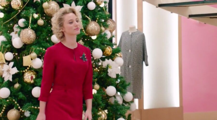 Il Paradiso delle Signore 4 Irene davanti all'albero di Natale nel grande magazzino nella puntata 44 Credits RAI