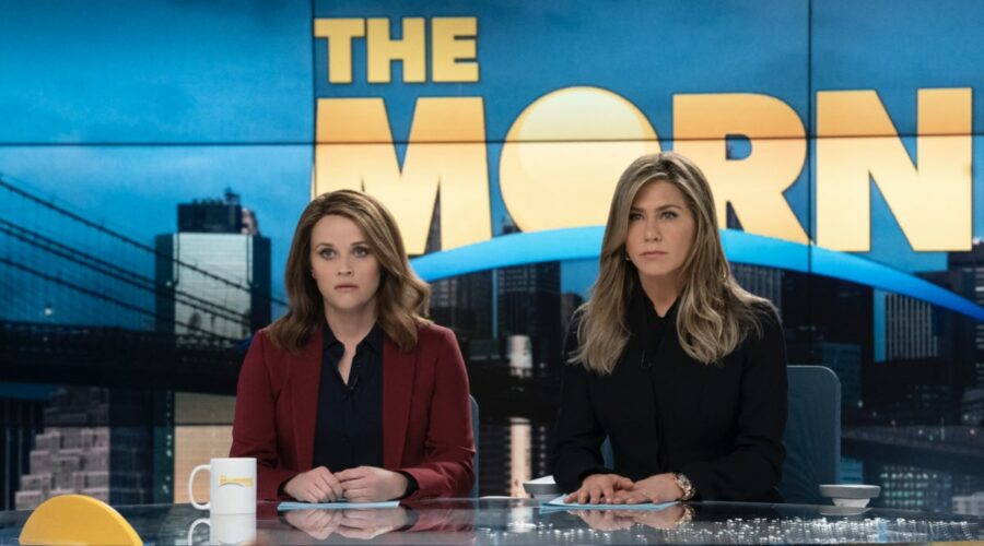 Da sinistra: Reese Witherspoon e Jennifer Aniston nel decimo episodio di The Morning Show. Credits: foto per gentile concessione di Apple.