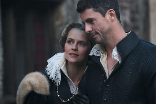 Diana (Teresa Palmer) e Matthew (Matthew Goode) in una scena di A Discovery Of Witches. Credits: Sky.