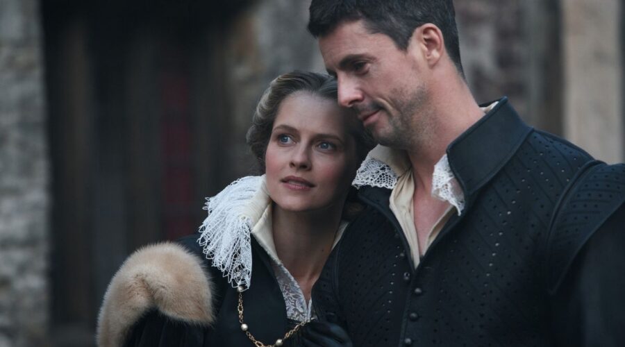 Diana (Teresa Palmer) e Matthew (Matthew Goode) in una scena di A Discovery Of Witches. Credits: Sky.